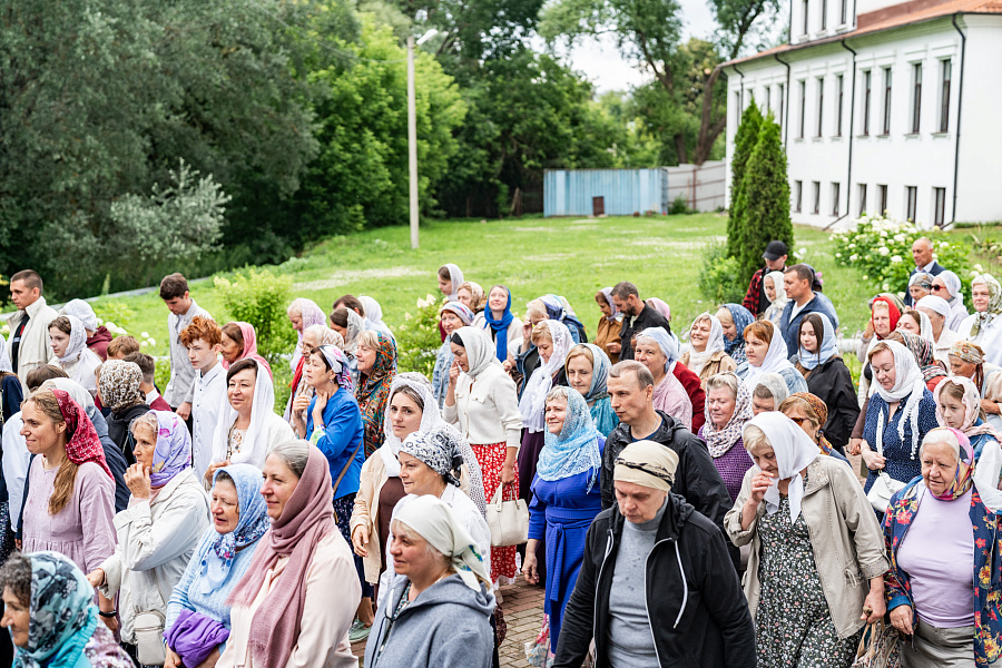 Архиерейское богослужение в Иоанно-Предтеченском храме города Чехова в праздник Рождества Пророка, Предтечи и Крестителя Господня Иоанна